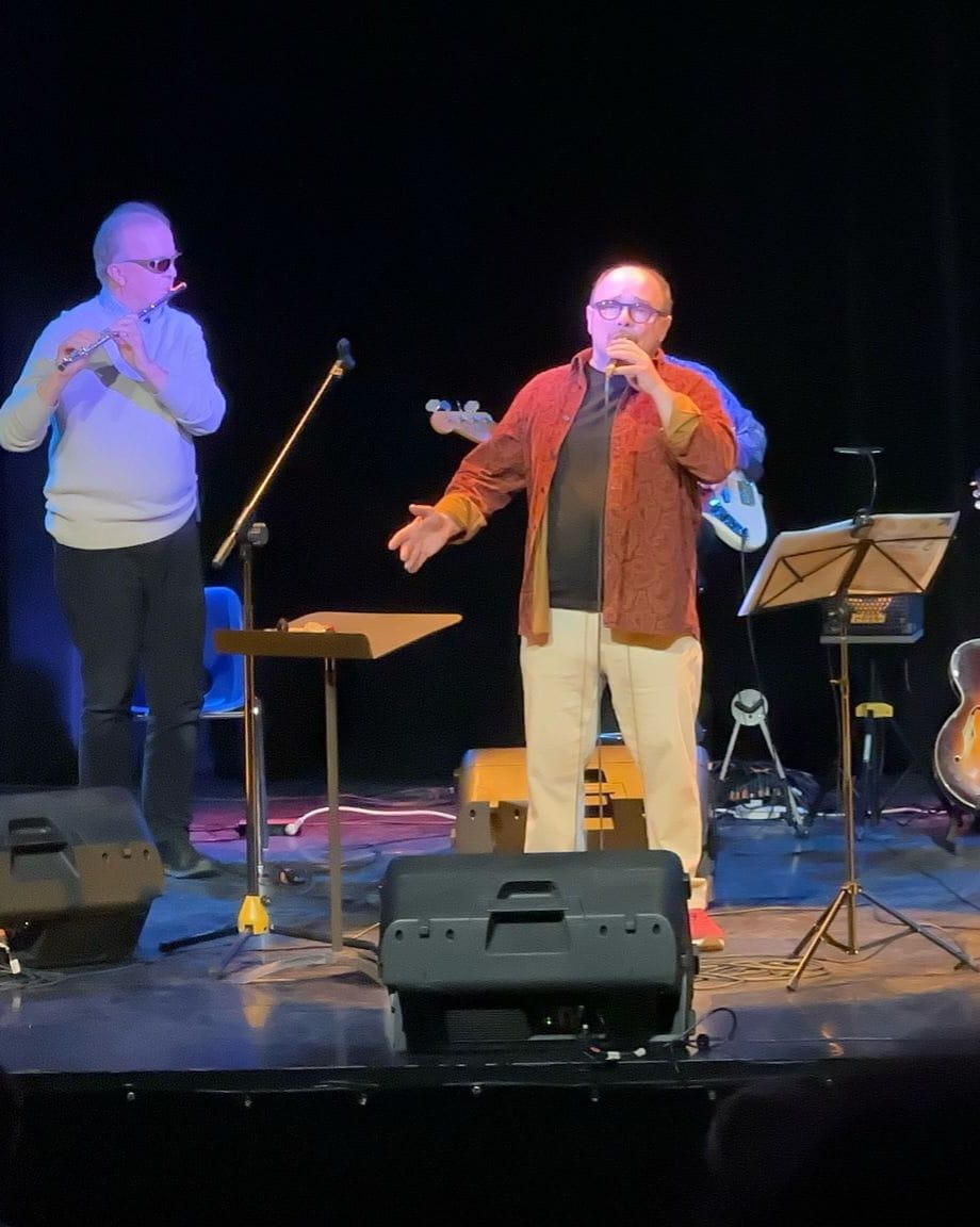 Photo du chanteur Jacques VETTER en premier plan, Noël HALLE à la flute et Bertrand LECONTE à la basse sont en arrière plan lors d'un concert